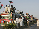 Для встречи Бхутто в этот крупнейший город Пакистана прибыли не менее 1 млн ее сторонников.