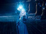 Роулинг рассказала о некоторых пикантных подробностях жизни своего персонажа. Так, выяснилось, что Дамблдор испытывал нежные чувства к своему противнику, магу Геллерту Гриндельвальду, которого победил в очередной битве между злыми и добрыми волшебниками Роулинг рассказала о некоторых пикантных подробностях жизни своего персонажа. Так, выяснилось, что Дамблдор испытывал нежные чувства к своему противнику, магу Геллерту Гриндельвальду, которого победил в очередной битве между злыми и добрыми волшебниками