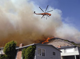 Пожарные пока не могут обуздать огненную стихию, и ситуация с каждым часом ухудшается, сообщил глава местной противопожарной службы Билл Меткаф