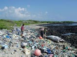Ученые установили причину образования плотного скопления мусора. Пустые пакеты через канализацию попадают в океан, а к мусорному острову их доставляют течения