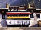 Китайские военные в Тибете держат в плотном кольце ламаистский монастырь Дрепунг