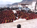 Китайские военные в Тибете держат в плотном кольце ламаистский монастырь Дрепунг