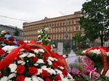Российские правозащитники помянут у Соловецкого камня в Москве жертв сталинских репрессий Российские правозащитники помянут у Соловецкого камня в Москве жертв сталинских репрессий
