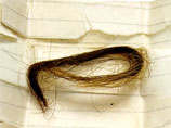 Пока тело Че Гевары лежало на столе, Виллолдо отрезал прядь волос длиной 7,5 сантиметров