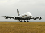 Самый большой в мире пассажирский самолет Airbus A-380 совершил свой первый коммерческий рейс