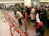 Траурный митинг, посвященный пятой годовщине трагических событий на Дубровке, проходит утром в пятницу на площади у театрального центра