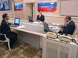 Отвечая на вопросы телезрителей в эфире "Первого канала", сам Владимир Путин объяснил свое решение стремлением сохранить дееспособность парламента после ухода с президентского поста