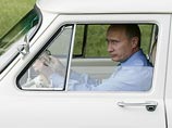 На президента зарегистрировано две "Волги" - ГАЗ М-21 и ГАЗ М-21Р (1960 и 1965 года выпуска), а также прицеп "Скиф" 1987 года. Отмечается, что автомашины Путин унаследовал от отца и их перерегистрация не проводилась