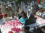 Главная цель визита Бхутто - посетить мавзолей ее отца, популярного пакистанского лидера Зульфикара Али Бхутто, казненного военными в 1979 году. Здесь же покоятся другие ее близкие родственники