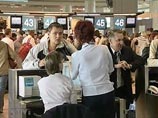 Специалисты аэропорта "Домодедово" заявили, что надеются до 21:00 наладить ситуацию с вылетами самолетов и разгрузить аэропорт. Тысячи пассажиров опасаются, что им придется задержаться еще на сутки