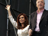 Основная борьба за президентское кресло развернется между супругой нынешнего главы Аргентины Кристиной Киршнер, которая является официальным кандидатом от созданного ее мужем движения "Фронт за победу"