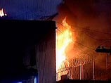 Бунт начался около 19:30 25 октября, когда в дежурную часть МЧС позвонили из администрации колонии с сообщением о пожаре Бунт начался около 19:30 25 октября, когда в дежурную часть МЧС позвонили из администрации колонии с сообщением о пожаре