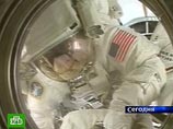 Астронавты шаттла Discovery третий раз выходят в открытый космос Астронавты шаттла Discovery третий раз выходят в открытый космос