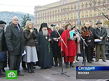 В центре Москвы у Соловецкого камня на Лубянской площади российские общественные организации провели акцию памяти жертв политических репрессий