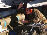 С подвески боевого истребителя F/A-18C Hornet, завершавшего свой тренировочный полет и направлявшегося к аэродрому, сорвалась учебная бомба С подвески боевого истребителя F/A-18C Hornet, завершавшего свой тренировочный полет и направлявшегося к аэродрому, сорвалась учебная бомба