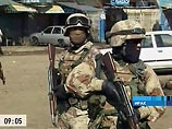При этом вооруженным силам необходимо увеличивать регулярные силы на несколько тысяч человек ежегодно, чтобы компенсировать чрезмерную нагрузку, связанную с военными действиями в Ираке и в Афганистане При этом вооруженным силам необходимо увеличивать регулярные силы на несколько тысяч человек ежегодно, чтобы компенсировать чрезмерную нагрузку, связанную с военными действиями в Ираке и в Афганистане