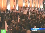 В Тбилиси завершился митинг сторонников оппозиции, который стихийно начался у здания парламента накануне поздно вечером