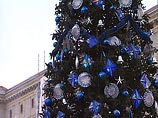 В Санкт-Петербурге загодя соорудили первые новогодние елки: боятся не успеть за два месяца 
