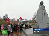 Изначально, организаторы митинга планировали провести марш (как альтернативу "русскому маршу", прошедшему сегодня на набережной Москвы-реки), но им разрешили провести только митинг.