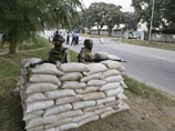В Пакистане в минувшую субботу был объявлен режим чрезвычайного положения, отправлен в отставку председатель верховного суда, отключены от вещания негосударственные информационные телеканалы, в столицу Исламабад и ряд других городов введены войска