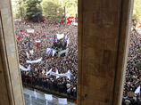 Проводящая митинг перед зданием парламента Грузии оппозиция требует отставки президента, проведения парламентских выборов в определенные законом сроки - в апреле 2008 года, изменения правил комплектации избирательных комиссий