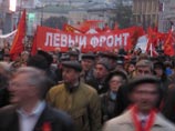 В центре Москвы в среду вечером проходит акция левых сил, приуроченная к годовщине Октябрьской революции. В шествии, по данным ГУВД, принимают участие около 7 тысяч человек, в том время как организаторы планировали собрать не менее 10 тысяч
