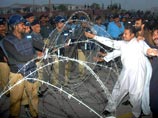 Пакистанская полиция арестовала тысячи сторонников бывшего премьер-министра страны Беназир Бхутто, лидера оппозиционной "Партии пакистанского народа"