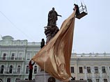 Опасаясь националистов, памятник Екатерине II в Одессе застраховали и окружили милицией и видеокамерами 