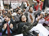 Она приняла участие в демонстрации журналистов, которые требовали отменить ограничения на работу средств массовой информации, введенные в рамках чрезвычайного положения в Пакистане
