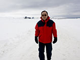 Генсек ООН пролетел на легкомоторном самолете над ледниками, толщина которых в Антарктике составляет в среднем 2,5 километра. Он стал первым в истории лидером Объединенных Наций, посетившим Антарктиду