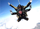 Бывший президент США Джордж Буш-старший отпраздновал открытие музея своего имени прыжком с парашютом