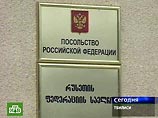 Трое российских дипломатов, объявленные грузинскими властями на прошлой неделе персона нон грата, в понедельник вылетели из Тбилиси в Ереван.     