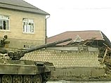 В Махачкале танком разрушают фундамент дома, где засели боевики: 8 убитых в ходе спецоперации