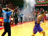 На баскетбольном матче в Иерусалиме болельщики взорвали гранату (ВИДЕО)
