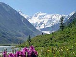 Алтайская гора Белуха высотой 4506 м над уровнем моря лидирует