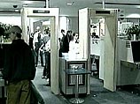 Процедура досмотра была установлена после того, как в 2006 году британские власти раскрыли заговор террористов, намеревавшихся пронести на борт самолетов взрывчатые вещества в ручной клади, чтобы взорвать лайнеры примерно в середине полета в США - над Атл Процедура досмотра была установлена после того, как в 2006 году британские власти раскрыли заговор террористов, намеревавшихся пронести на борт самолетов взрывчатые вещества в ручной клади, чтобы взорвать лайнеры примерно в середине полета в США - над Атл