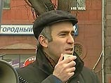 "Правительство Москвы возмущено тем, что Каспаров в очередной раз пытается дезинформировать журналистов о разрешении на проведение шествия в столице", - сказали в горадминистрации.   