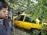 Количество жертв мощного тропического циклона, обрушившегося на прибрежные районы Бангладеш, растет.