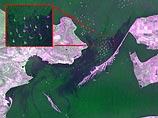На синтезированном по радарным снимкам показаны суда на акватории моря и на рейде, розовым цветом показано положение судов на 15 ноября, зеленым - на 16 ноября