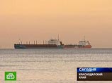 Мазут продолжает вытекать в море из носовой части российского танкера "Волгонефть-139", переломившегося и затонувшего в воскресенье в Керченском проливе