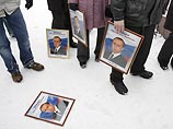 Во время пикета его участники сдавали портреты Владимира Путина, для того, чтобы, "помочь чиновникам освободиться от культа личности президента, который насаждается в России".     