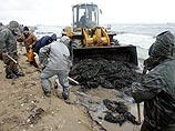 Врачи озабочены безопасностью людей, убирающих мазут в Керченском проливе