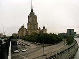 Обрушилась одна из восьми декоративных башенок гостиницы "Украина" в центре Москвы