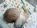 Из материалов дела следует, что новорожденную 30 декабря 2006 года врачи доставили из Абинской районной больницы в краевую детскую инфекционную больницу в Краснодар с диагнозом "коклюш". Для введения лекарства девочке установили катетер