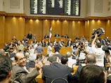 Дело в том, что ливанский парламент в пятницу так и не смог использовать последний шанс избрать президента, тем самым создав "политический вакуум": просирийский президент Лахуд должен покинуть свой пост в полночь