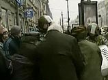 "Несогласные" перекрыли Невский проспект в Петербурге