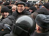 США, Франция, Германия, ЕС и Еврокомиссия осуждают арест Каспарова. ОГФ утверждает, что его били дубинками США, Франция, Германия, ЕС и Еврокомиссия осуждают арест Каспарова. ОГФ утверждает, что его били дубинками