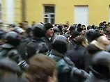 Вам следует избегать демонстраций и больших публичных собраний, так как в прошлом они иногда сопровождались насилием", - отмечается в памятке Вам следует избегать демонстраций и больших публичных собраний, так как в прошлом они иногда сопровождались насилием", - отмечается в памятке