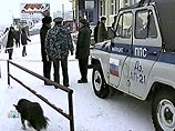 Ветеран Чечни забаррикадировался дома и угрожает взрывом: власти вынуждены выполнять его требования Ветеран Чечни забаррикадировался дома и угрожает взрывом: власти вынуждены выполнять его требования