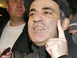 Как сообщает Каспаров.Ru, после освобождения лидер ОГФ пообщался с журналистами и сторонниками у своего дома Как сообщает Каспаров.Ru, после освобождения лидер ОГФ пообщался с журналистами и сторонниками у своего дома